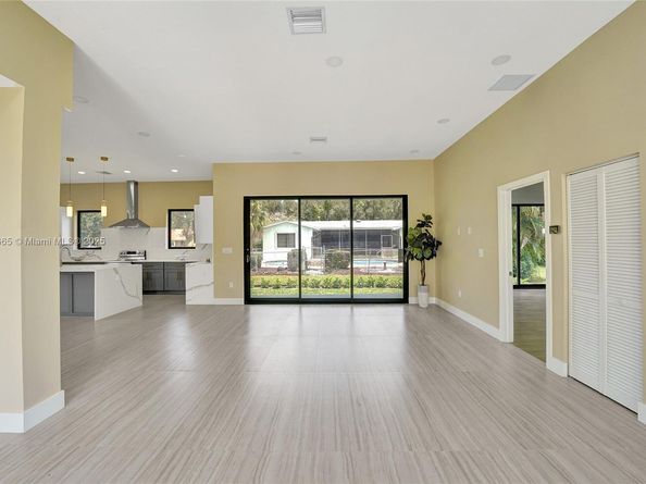 12061 NW 26th St, Plantation FL 33323