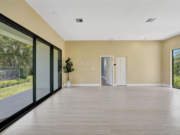12061 NW 26th St, Plantation FL 33323