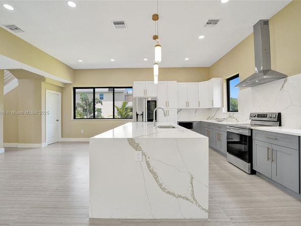 12061 NW 26th St, Plantation FL 33323