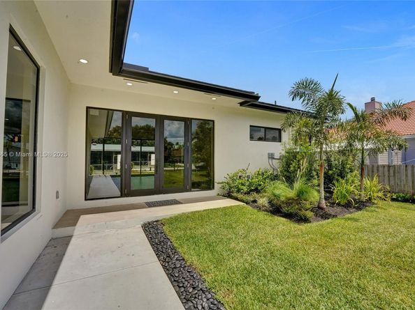 12061 NW 26th St, Plantation FL 33323