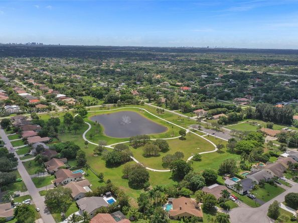 12061 NW 26th St, Plantation FL 33323