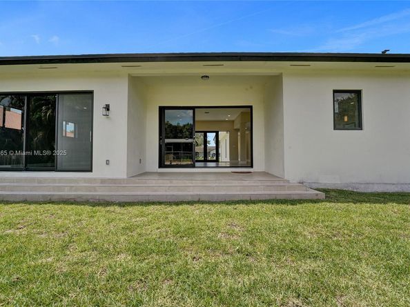 12061 NW 26th St, Plantation FL 33323