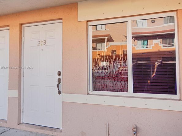 37 W 11th St 203, Hialeah FL 33010