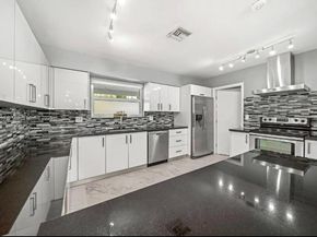 909 N 13th Ct, Hollywood FL 33019