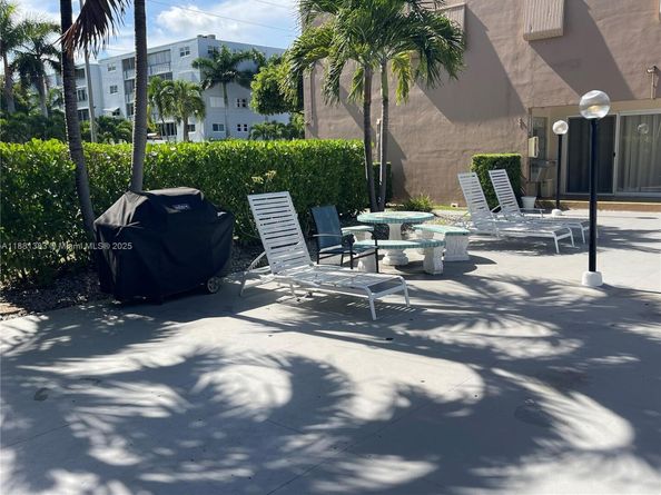 300 NE 14th Ave 303, Hallandale Beach FL 33009