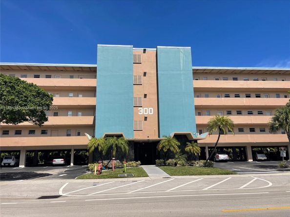 300 NE 14th Ave 303, Hallandale Beach FL 33009