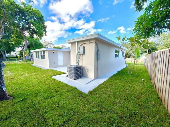 124 Harvard Rd, West Park FL 33023