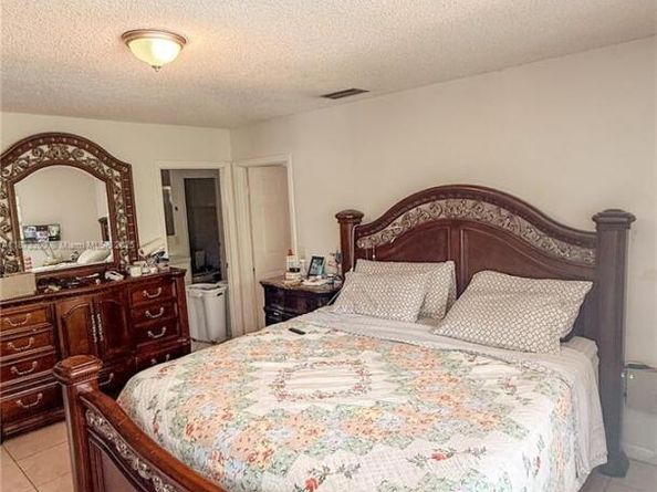 9731 SW 13th St, Pembroke Pines FL 33025