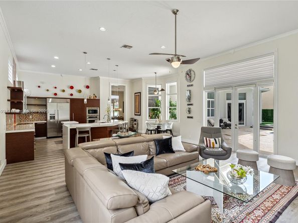1371 Victoria Isle Dr, Weston FL 33327