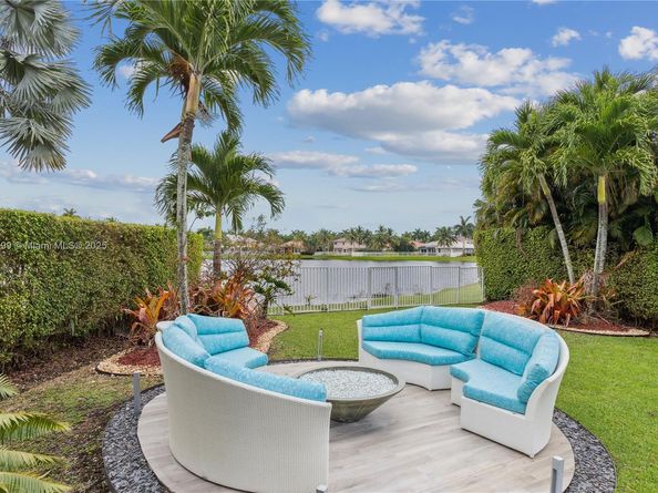 1371 Victoria Isle Dr, Weston FL 33327
