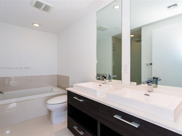 45 SW 9th St 3803, Miami FL 33130