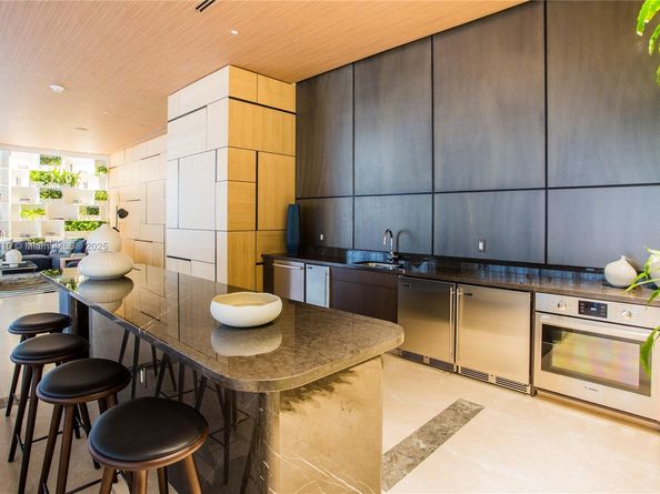 45 SW 9th St 3803, Miami FL 33130