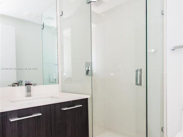 45 SW 9th St 3803, Miami FL 33130
