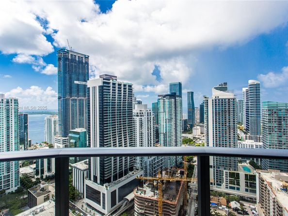 45 SW 9th St 3803, Miami FL 33130
