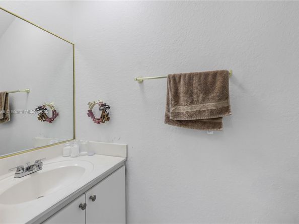 25 W 11th St 102, Hialeah FL 33010