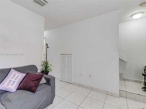 25 W 11th St 102, Hialeah FL 33010