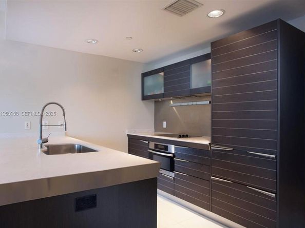 200 Biscayne Boulevard Way 3209, Miami FL 33131