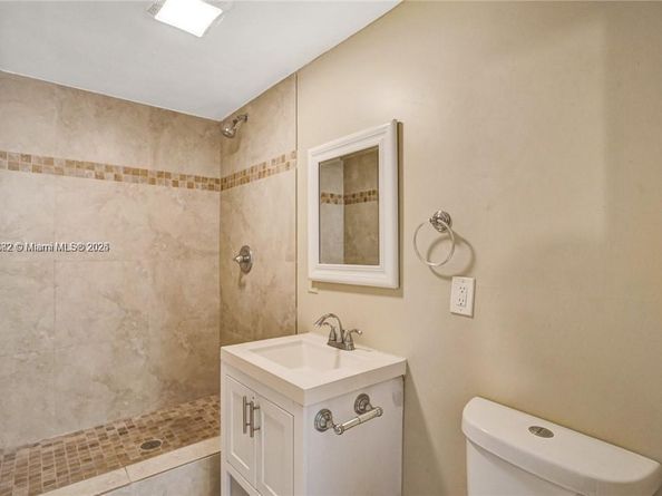 8002 SW 5th St, North Lauderdale FL 33068