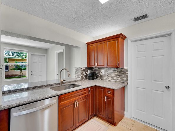 6001 NW 66th Ter, Tamarac FL 33321