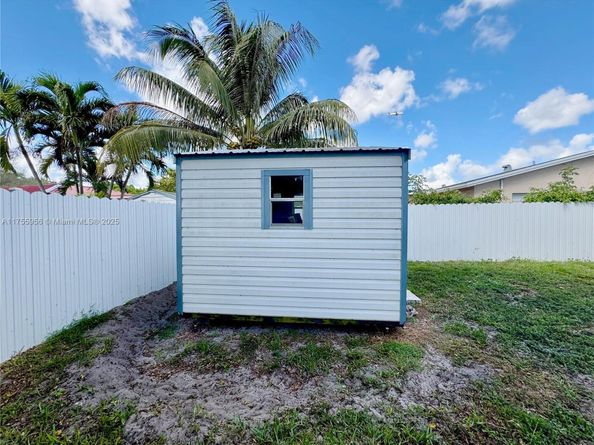 4161 SW 56th Ave, Davie FL 33314