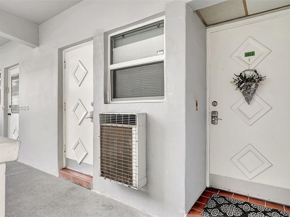 329 SE 3rd St 405S, Hallandale Beach FL 33009