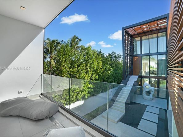 7845 Atlantic Way, Miami Beach FL 33141