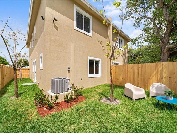 1770 NW 55th St, Miami FL 33142