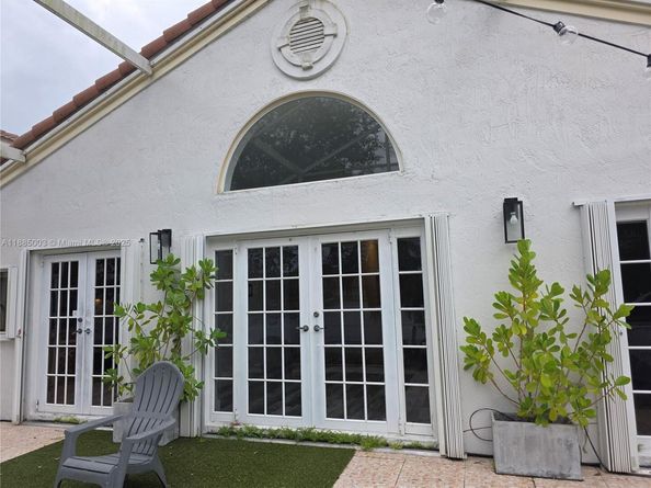 Undisclosed Address #A11885003, Weston FL 33326