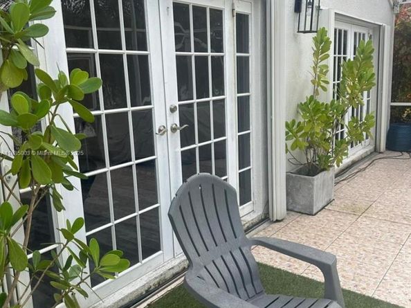 Undisclosed Address #A11885003, Weston FL 33326