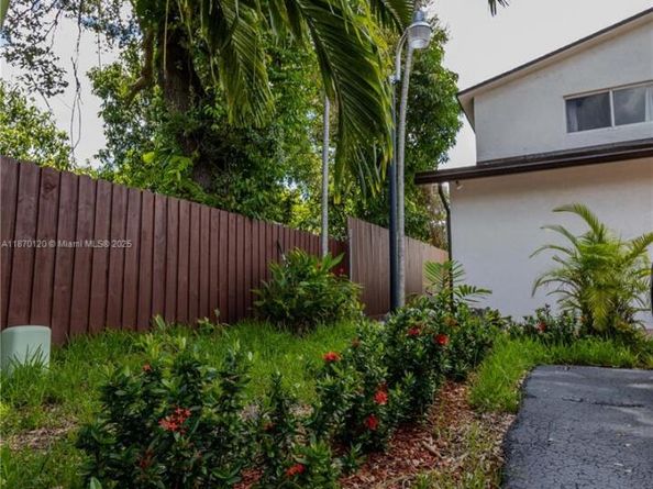 2435 SW 11th St 9B, Miami FL 33135