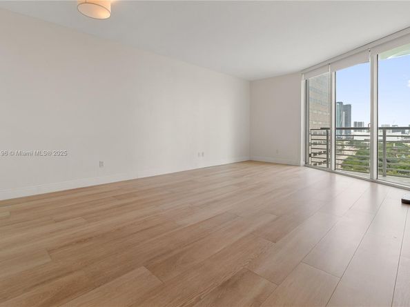 325 Biscayne Blvd 1718, Miami FL 33131
