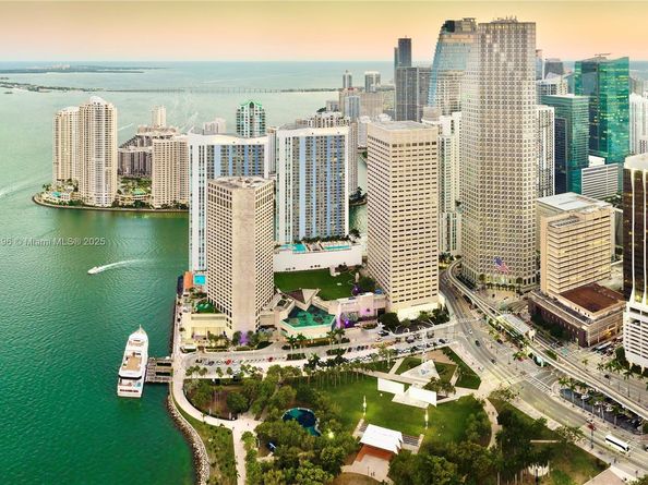325 Biscayne Blvd 1718, Miami FL 33131