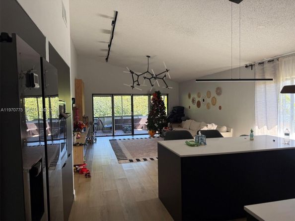 364 Fairway Cir 42, Weston FL 33326