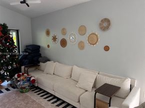 364 Fairway Cir 42, Weston FL 33326