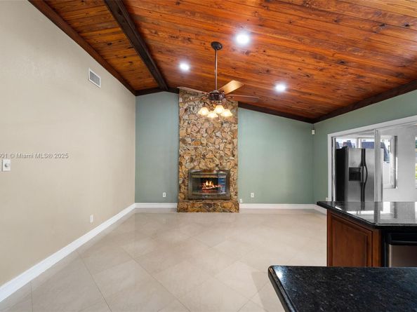 8920 NW 15th St, Pembroke Pines FL 33024