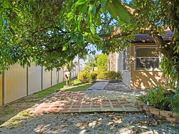 8920 NW 15th St, Pembroke Pines FL 33024