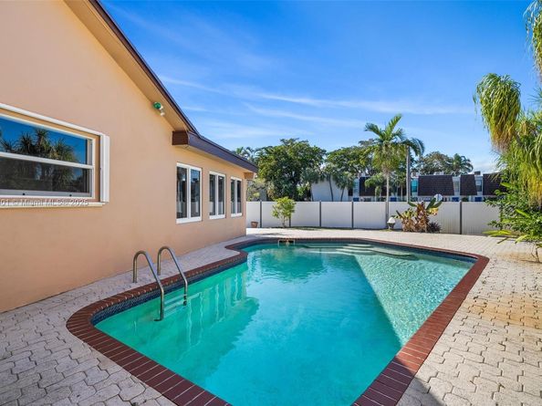 8920 NW 15th St, Pembroke Pines FL 33024