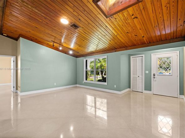 8920 NW 15th St, Pembroke Pines FL 33024