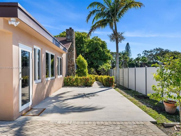 8920 NW 15th St, Pembroke Pines FL 33024