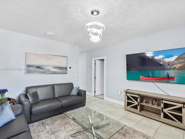 817-819 NW 1st Ave, Fort Lauderdale FL 33311
