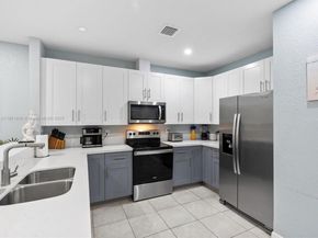 817-819 NW 1st Ave, Fort Lauderdale FL 33311