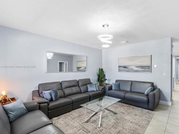 817-819 NW 1st Ave, Fort Lauderdale FL 33311