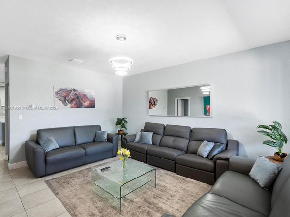 817-819 NW 1st Ave, Fort Lauderdale FL 33311
