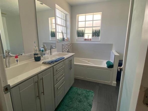 16445 SW 100th Ter, Miami FL 33196