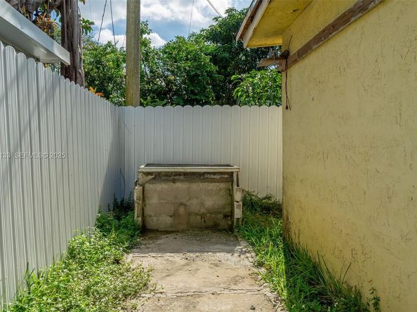 6634 Hope St, Hollywood FL 33024