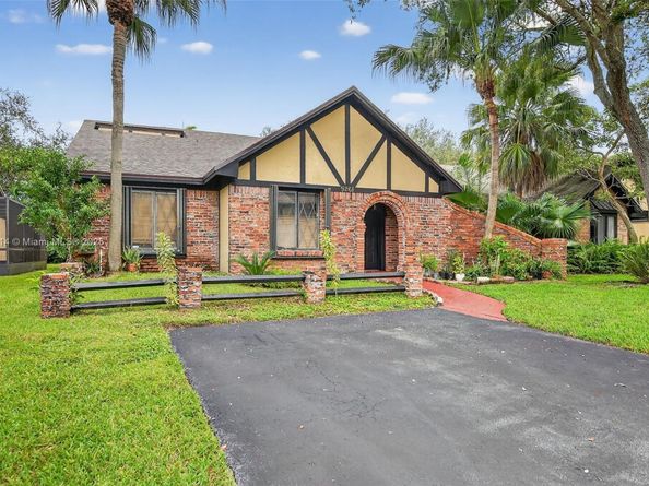 9261 NW 49th Pl, Sunrise FL 33351