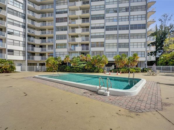 1300 NE Miami Gardens Dr 320E, Miami FL 33179