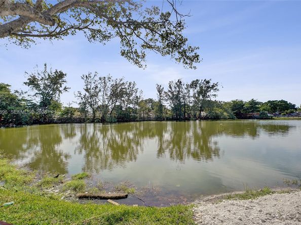 1300 NE Miami Gardens Dr 320E, Miami FL 33179