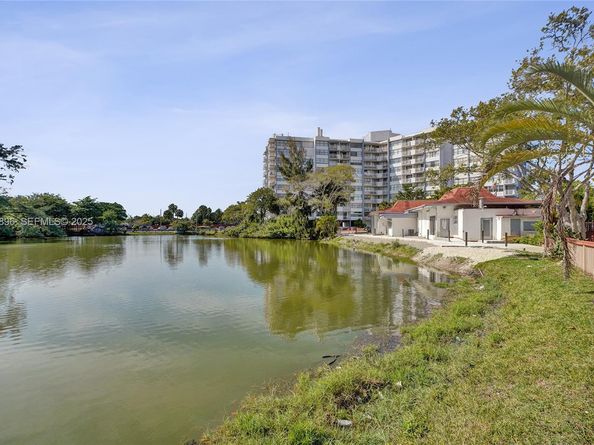 1300 NE Miami Gardens Dr 320E, Miami FL 33179