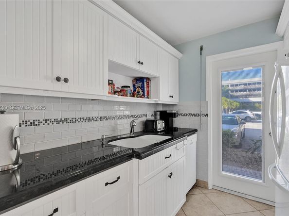 2600 Diana Dr 104, Hallandale Beach FL 33009